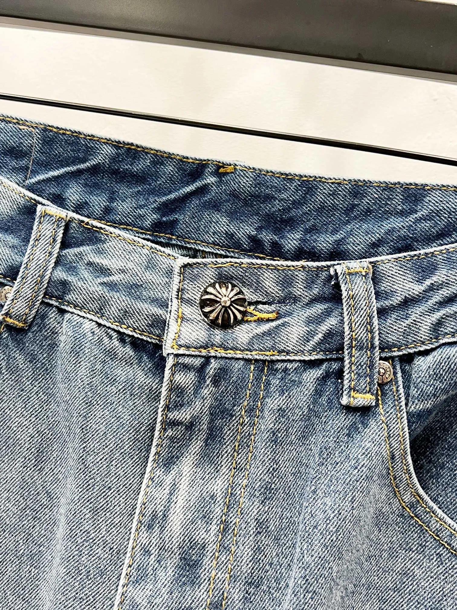 P260 Style number: (K630) Style number: (K550) Chrome Hearts & Chrome Hearts CH city limited series Sanskrit cross patch leather jeans need to be washed and then disassembled and hand-sewn sheepskin cross leather is then spliced ​​to complete. The whole piece requires too much craftsmanship to explain. The texture can be seen in the hand, and it looks good. The styles with different washed textures are very friendly to people with thin legs and thick legs. The straight version is very flattering to the leg shape. The moderate length is timeless and can be matched easily and casually. It is the basic styling foundation for various styles and is a must-have in the wardrobe! The fabric is stiff but also makes the upper body soft without losing texture. The washing process is even more perfect. It is a must-have item for everyone! ! ! Washed wheat, hang tag, pants label, three labels are complete, the upper body effect is particularly stiff and stylish, super stylish, same style for men and women - Color: Size: 28 30 32 34